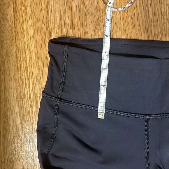 Lululemon On Track Tight- Rare- bonded details- size 4 - Picture 13 of 13